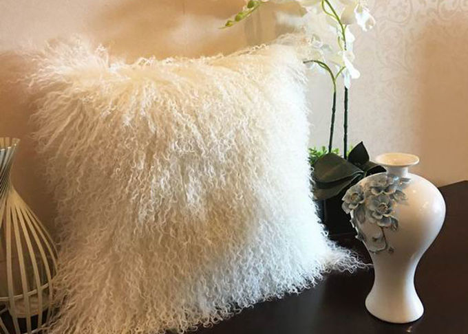 Weißes flockiges dekoratives Kissen, besonders langes gelocktes mongolisches Lammwollkissen 
