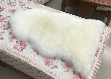 China Wirkliche Schaffell-Wolldecken-einzelne Haut weg von der weißen Farbversorgung umweltfreundliche probiert 90*60cm fournisseur