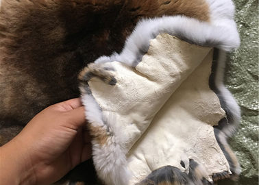 China 30*40cm bewirft glatter gefärbter Kaninchen-Pelz warmes bequemes für Winter-Kleid fournisseur