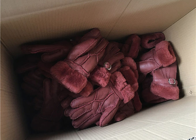 Schwarzer starker Pelz-wärmste Schaffell-Handschuhe mit Lammwolldem zeichnen wasserdicht