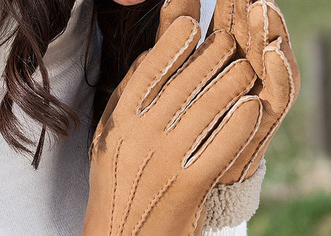 Handgefertigte wärmste Schaffell-Handschuhe, das Sueded-Lamm Shearlings-Handschuhe der Frauen Handsewn